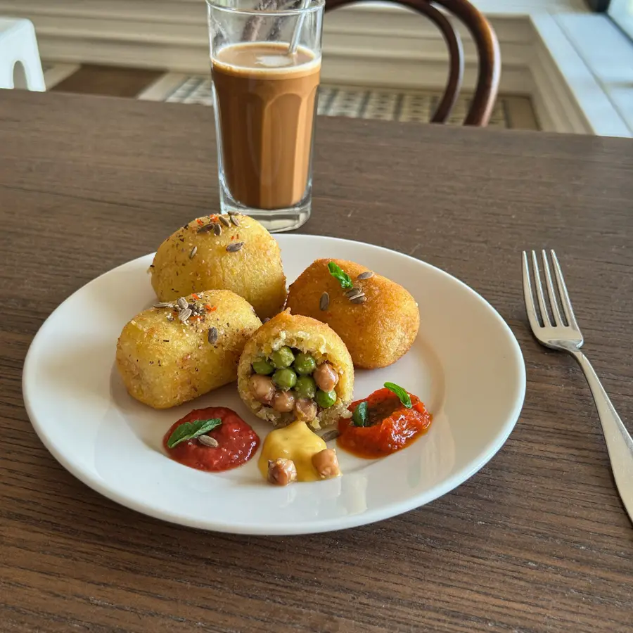 Sev Puri Bharwa Gol Gappe (served view) – pure veg from Mohit Bakery