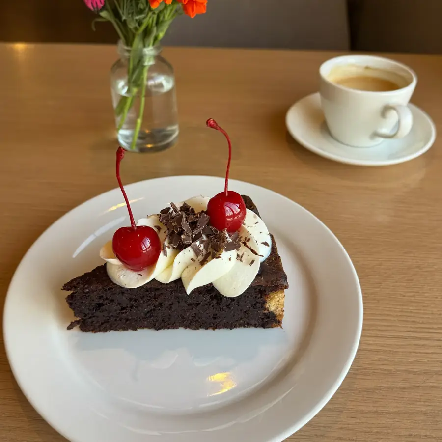 Black Forest Pastry (served view) – eggless pastry from Mohit Bakery