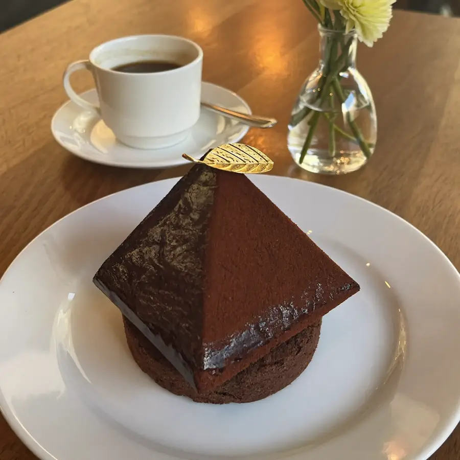 Chocolate Pyramid Pastry (served view) – eggless pastry from Mohit Bakery