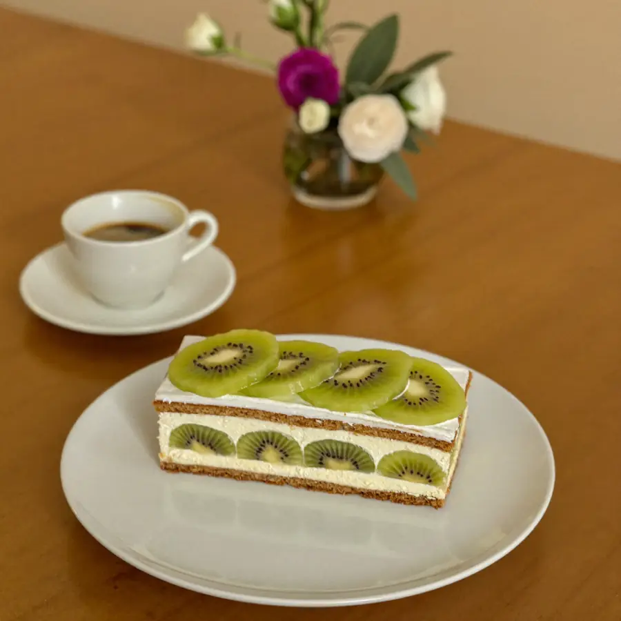 Kiwi Pastry (served view) – eggless pastry from Mohit Bakery