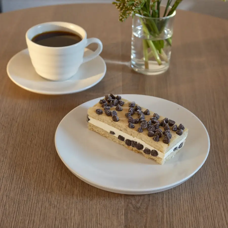 Light Choco Chips Pastry (served view) – eggless pastry from Mohit Bakery