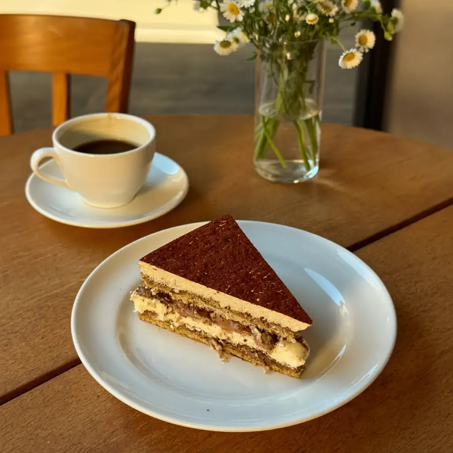Tiramisu Cheese Pastry (served view) – eggless pastry from Mohit Bakery
