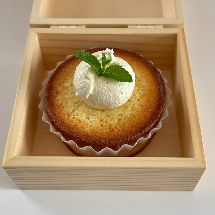 Vanilla Bento (front view) – eggless cake from Mohit Bakery
